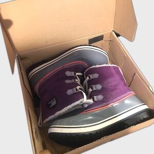 Waterproof fleece lined duck boots like new in original box